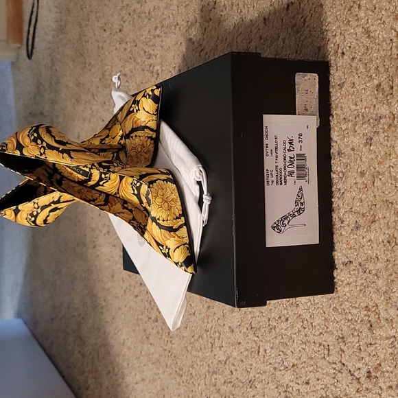 Versace - Picture 2 of 4